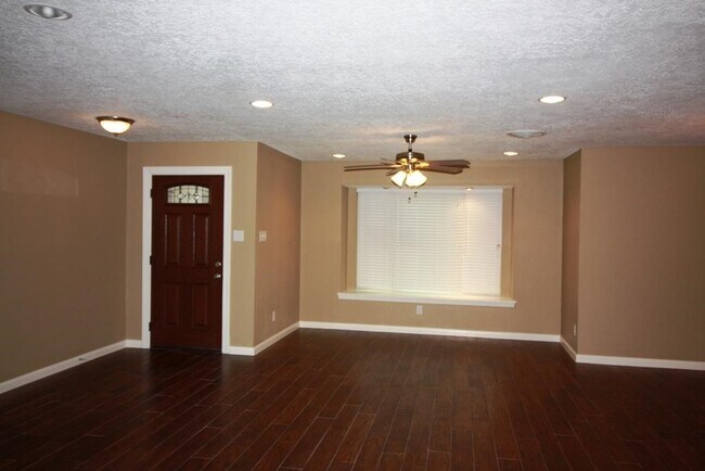 Building Photo - 1766 Maux Dr