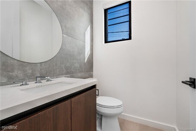 Building Photo - 2 br, 2.5 bath Condo - 530 3/4 N Hayworth Ave
