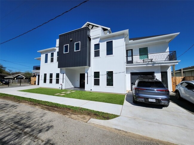 Building Photo - 207 Carl St