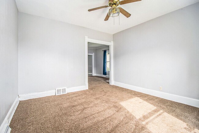 Foto del edificio - Partially remodeled 4 bedroom (potentially...