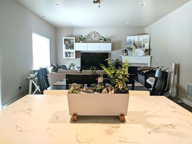 Foto del edificio - Stunning three bedroom in CK school district with fully fenced yard, corner lot, AC and more!