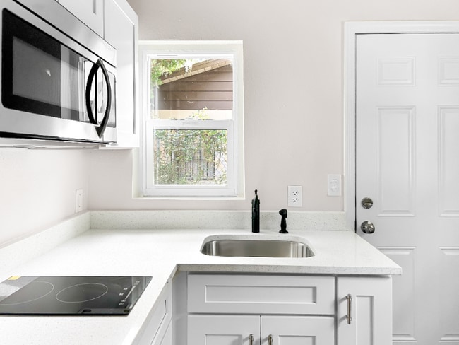 Building Photo - 306 SW 19th Ave