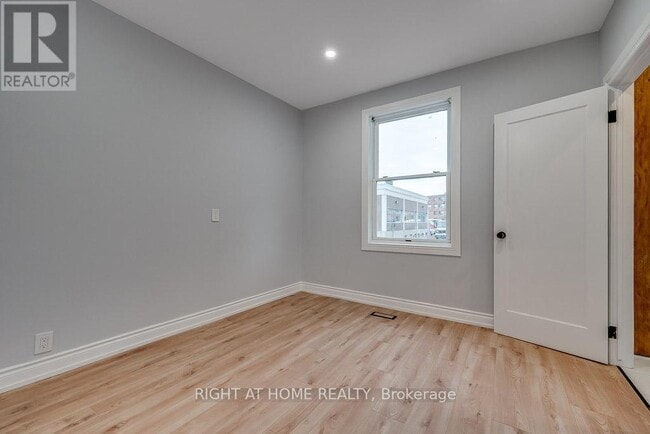 Building Photo - 97 Madawaska St