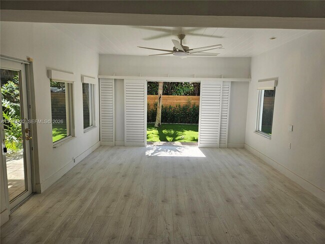 Foto del edificio - 1070 N Shore Dr