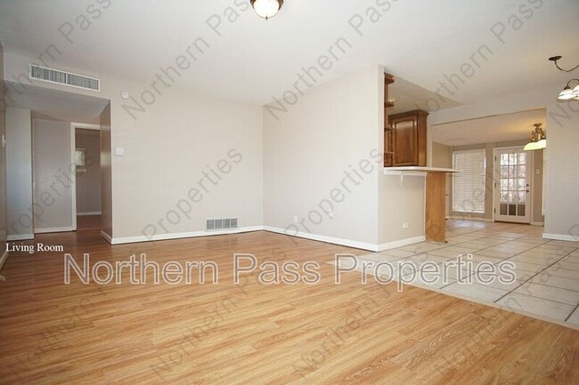 Foto del edificio - 9832 Heather Ave