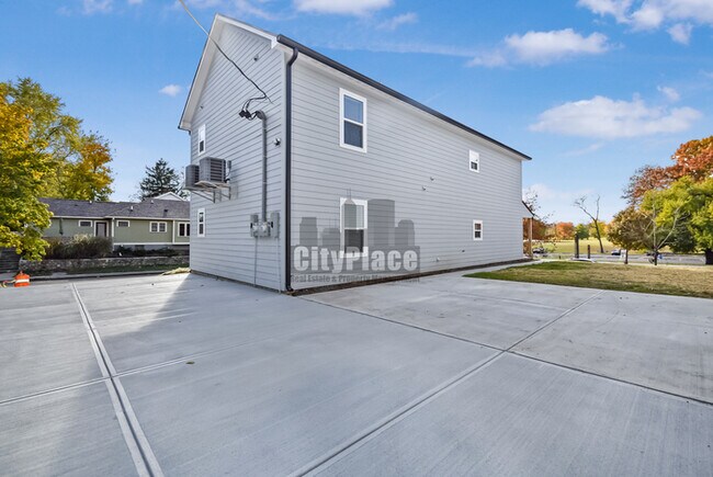 Building Photo - 2801 E Riverside Dr