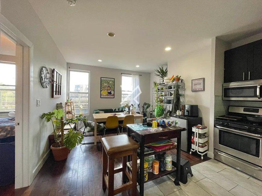 Foto principal - 3 bedroom in BROOKLYN NY 11221