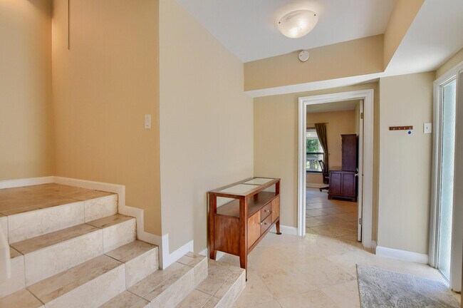 Building Photo - 800 Greensward Ct