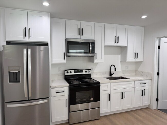 Foto del edificio - 24332 1/2-24334 1/2 Chestnut St