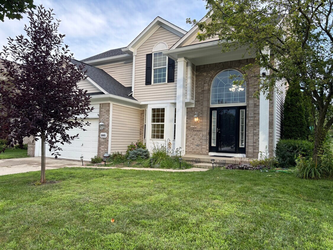 Foto principal - 5895 Mill Oak Dr