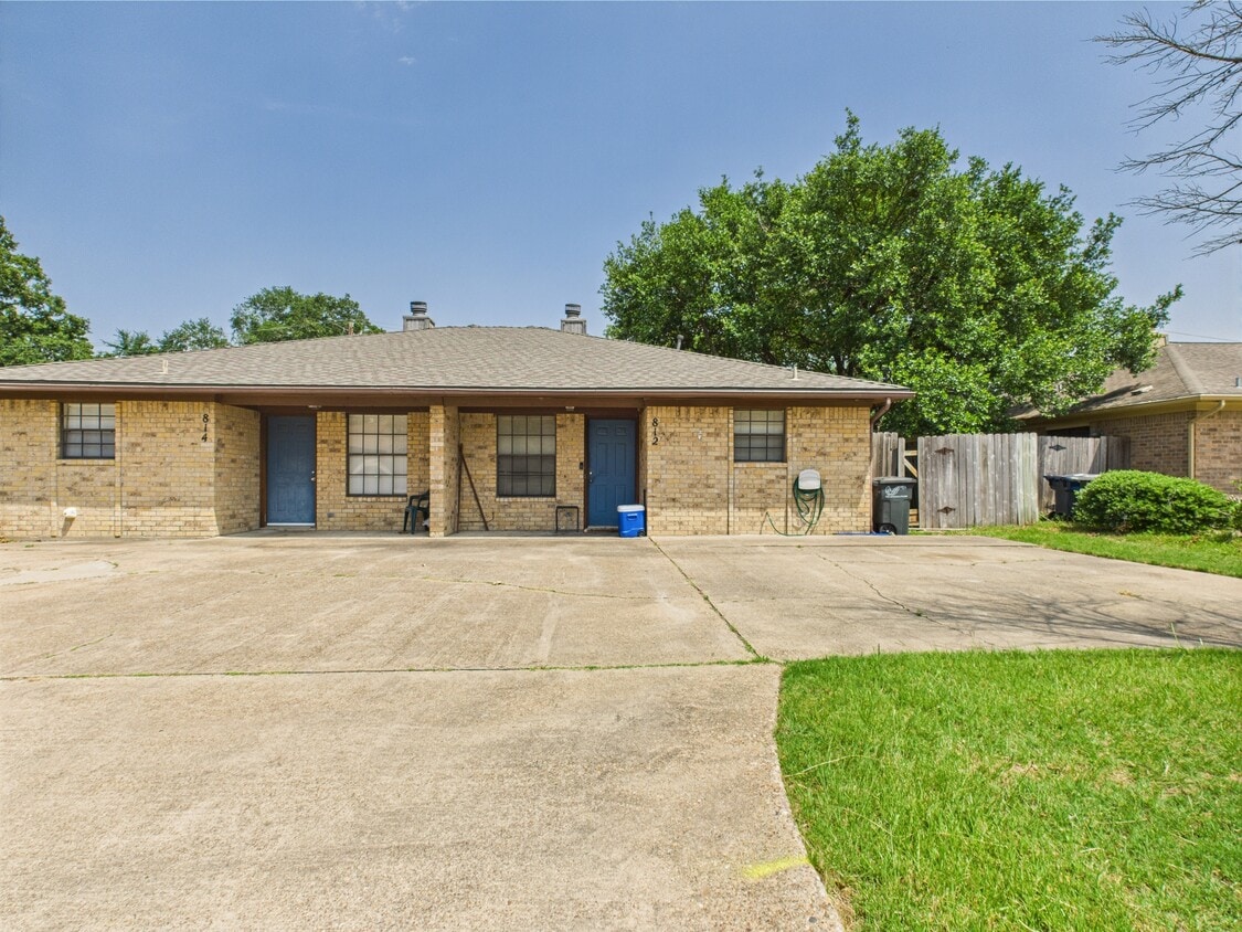 Primary Photo - 812 San Benito Dr