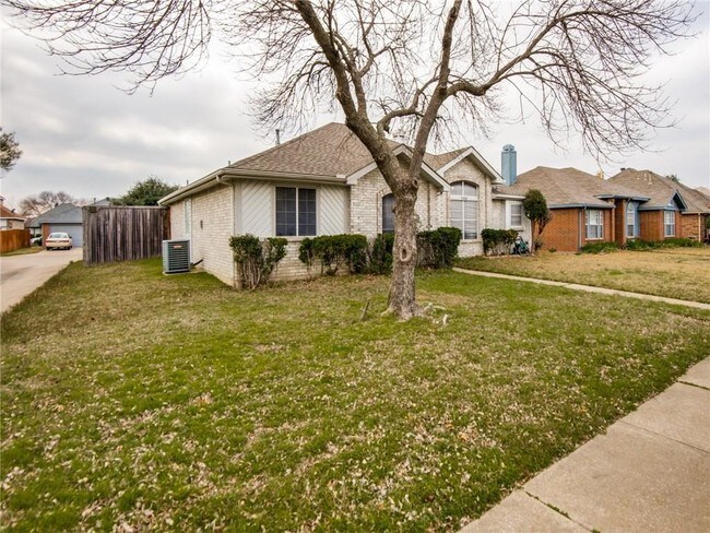 Foto del edificio - 7129 Dee Cole Dr