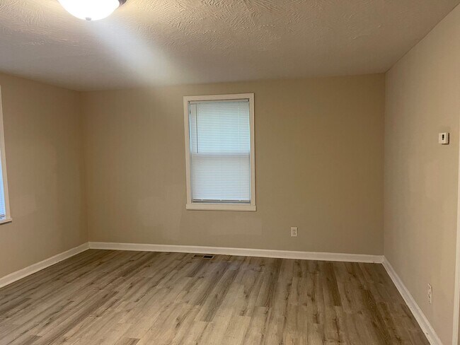 Building Photo - Newly remodeled 2 bed 1 bath with 1 car ga...