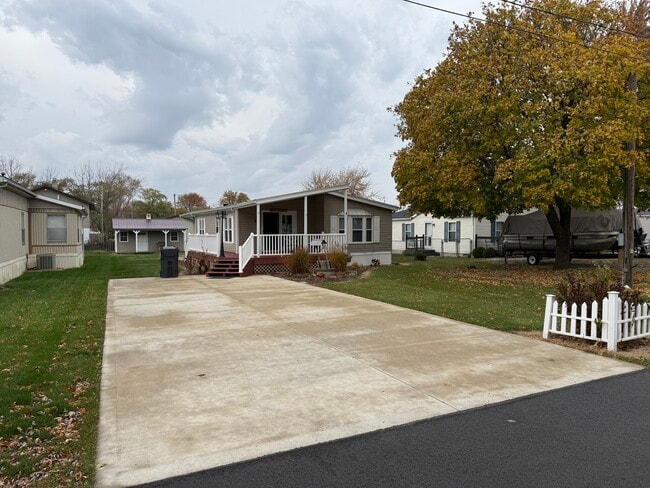 Building Photo - 700 S Clyde St