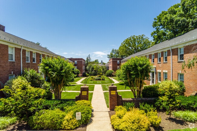 Courtyard - Ballston Court