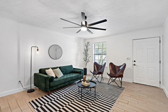 Building Photo - Fully renovated condo in Hendersonville