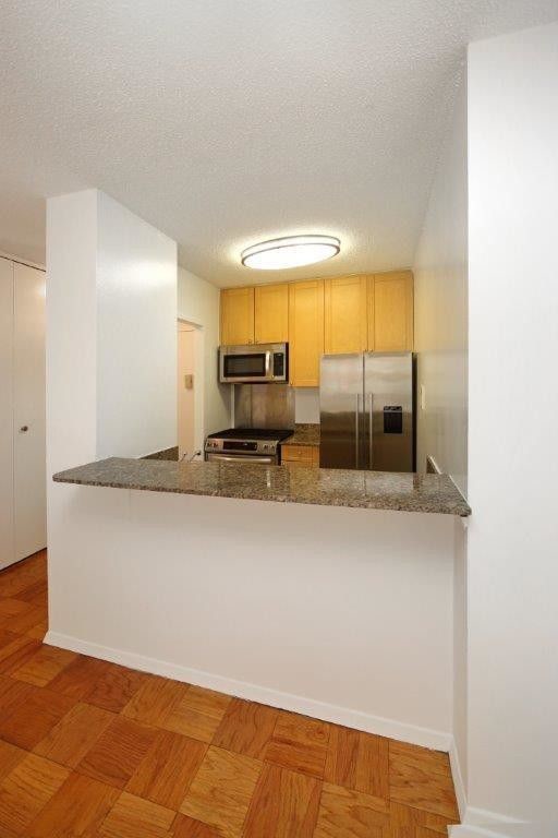 Building Photo - Large studio with Great Natural Lighting
