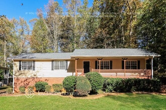 Building Photo - 3345 Holliglen Dr