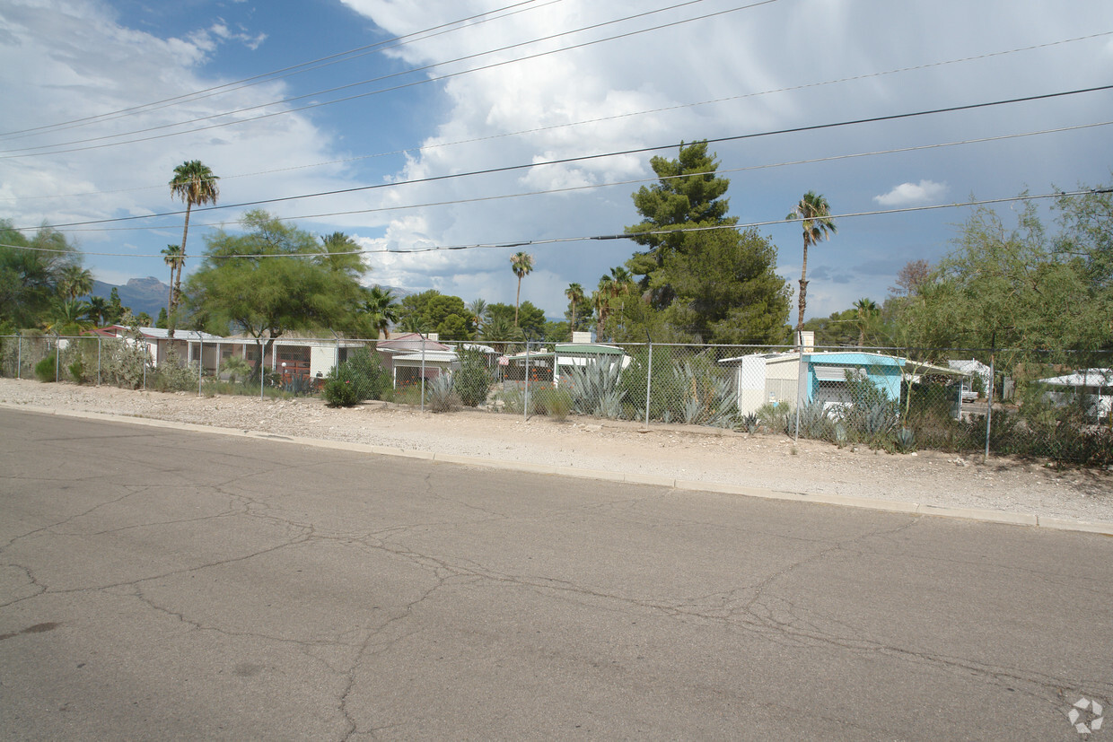 Building Photo - 1202 W Miracle Mile