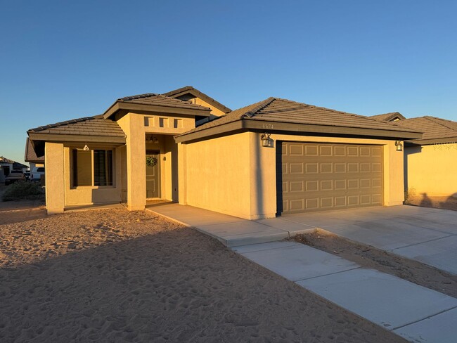 Building Photo - Semi New Three Bedroom Home - Casa de 3 Re...