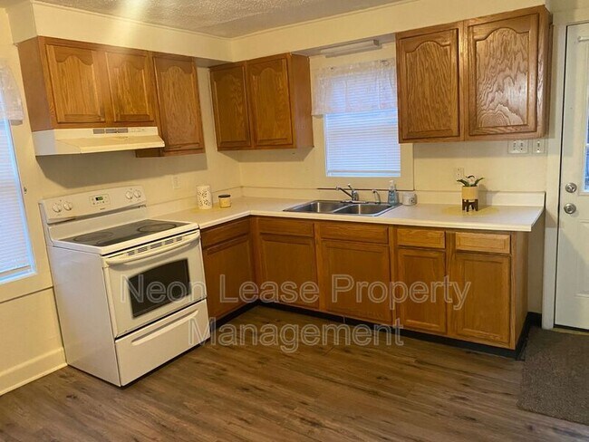 Building Photo - 5 W 9th St