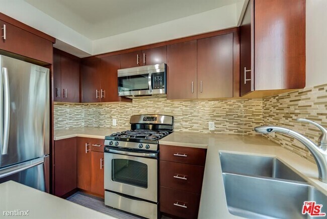 Building Photo - 2 br, 2 bath House - 4 Quarterdeck St # 201