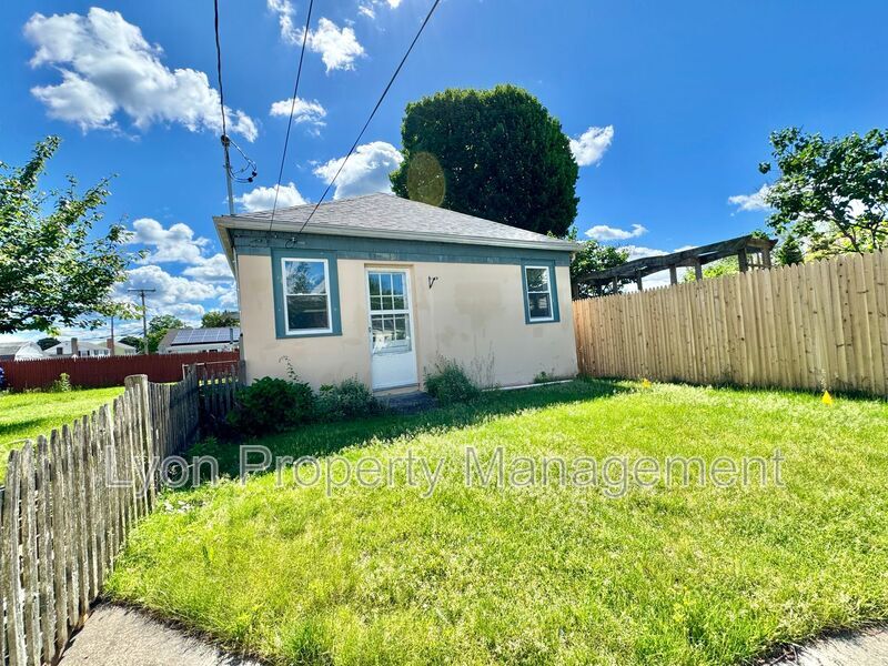 Primary Photo - 22 Dewey Ave