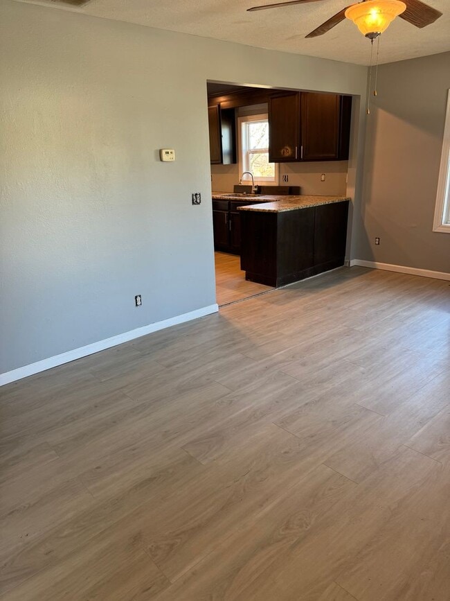 Building Photo - 3 bedroom/2 bath house