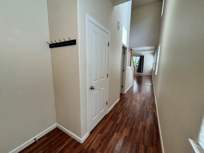Building Photo - FOR RENT - SUPER CLEAN 4 BEDROOM, 2.5 BATH...