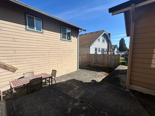 Foto del edificio - Fully remodeled 2 BD, 1 BA House near 6th ...