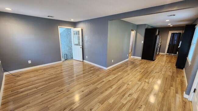 Building Photo - Beautiful 2 bedroom house with granite and central heat and air