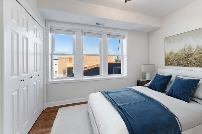 Building Photo - Renovated 2 bedroom Apartments available 4/15 - Logan Square / Hermosa / Humboldt Park