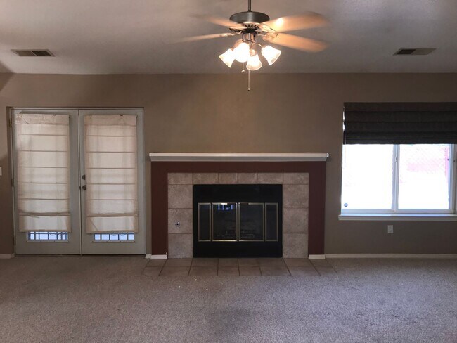 Foto del edificio - 3 bed 2 full bath