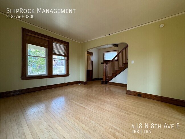 Foto del edificio - 418 N 8th Ave E