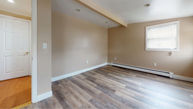 Foto del edificio - 241-07 Mayda Rd