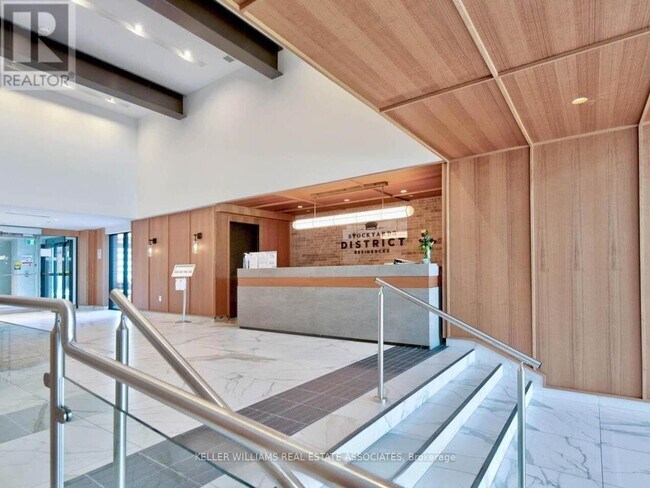 Photo du bâtiment - 2300-2300 St Clair Ave W