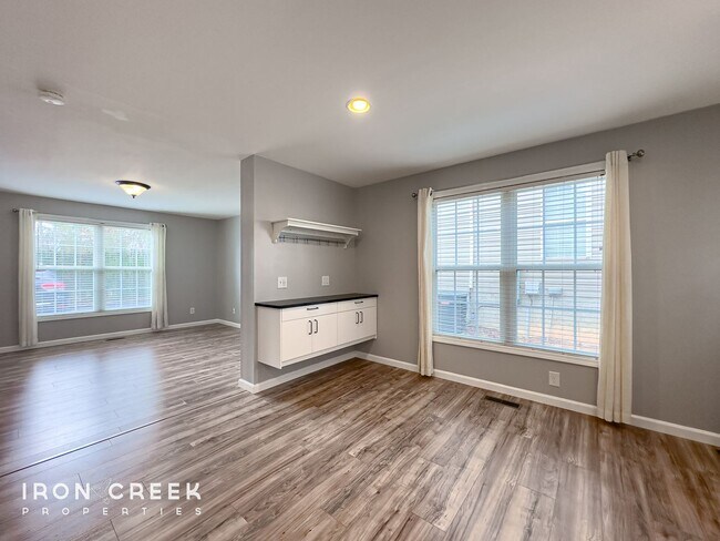Building Photo - Beautifully Updated Two-Bedroom in West As...