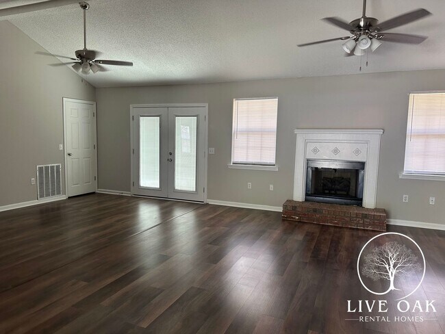 Building Photo - MOVE IN SPECIAL: $500 OFF 1ST MONTH'S RENT!**