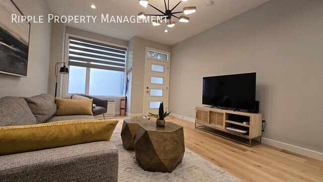 Building Photo - Modern 3 Beds, 2.5 Baths TownHouse | No Pe...
