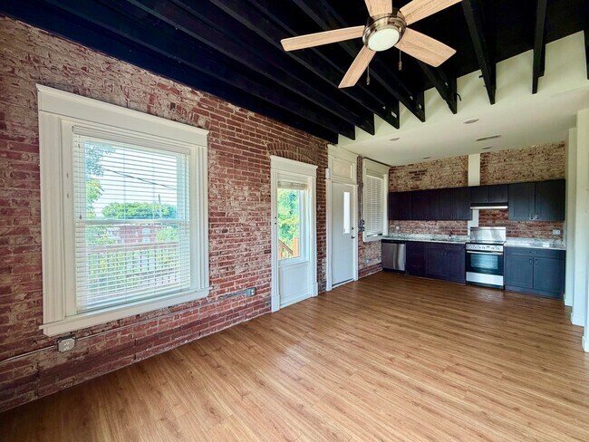 Foto del edificio - {2201 - D} Updated Pendleton Heights Condo Available Immediately
