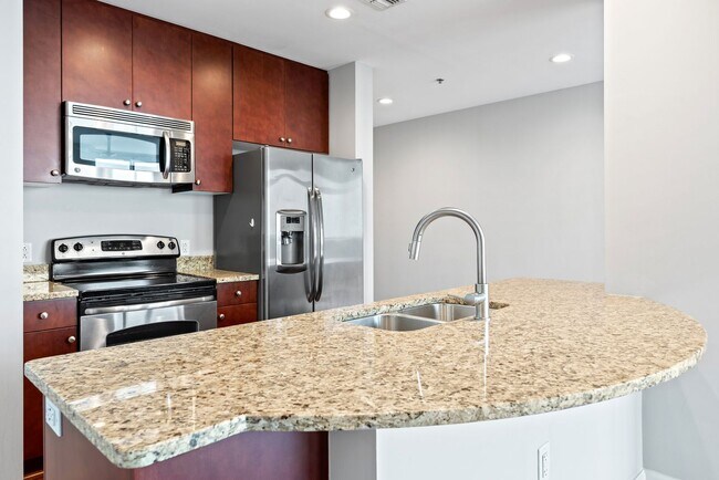 Foto del edificio - ** 2 MONTHS OF FREE RENT ** Living the Sky Life in Downtown Raleigh! 1 BE/1 BA Condo on the 32nd ...