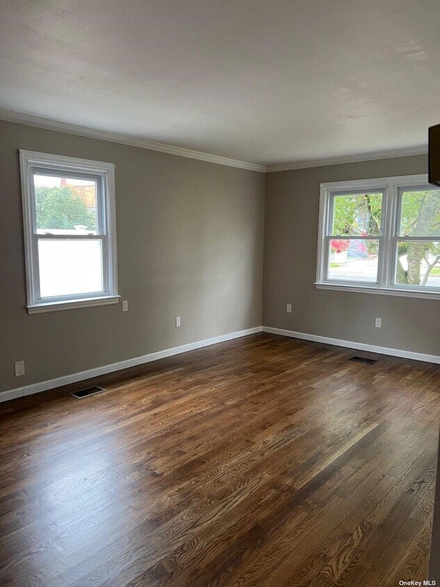 360 Merrifield Ave Unit 1, Oceanside, NY 11572 Apartments in