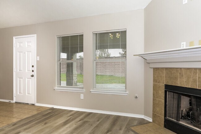 Foto del edificio - 7407 Blossommist Ln