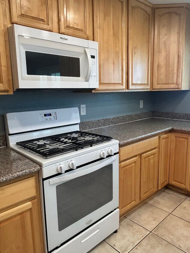 Foto principal - 3 Bedroom 2 bath home available