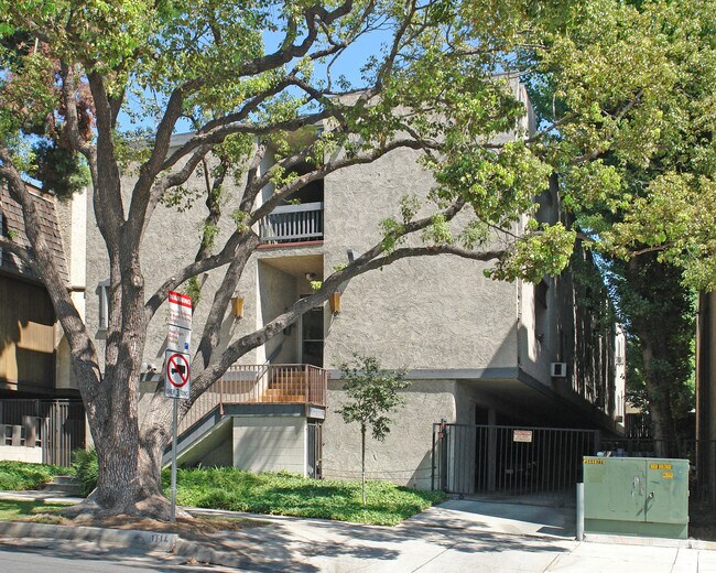 Building Photo - 1114 N Kings Rd