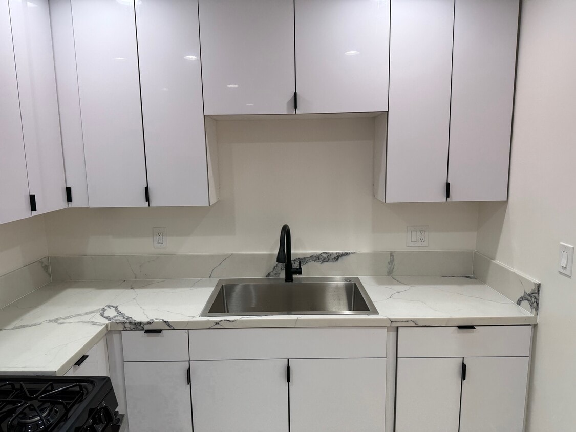 Primary Photo - 1242 N New Hampshire Ave