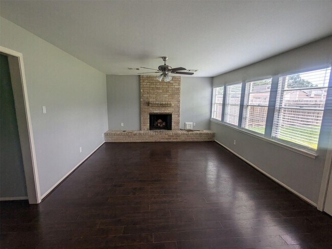 Foto del edificio - MOVE-IN READY 4 BED/ 2.5 BATH HOME IN MIDD...