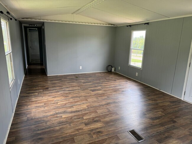 Building Photo - 2 bedroom 2 bath mobile home located in Jo...