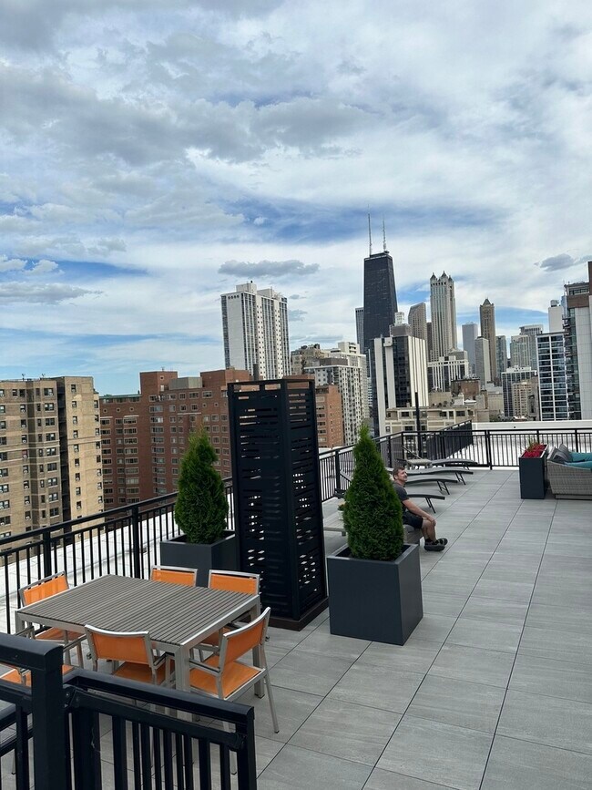 Foto del edificio - 1430 N Astor St