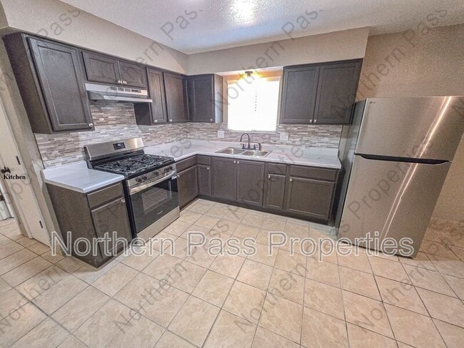 Building Photo - 810 Elm St